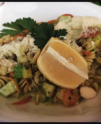 Pasta en Salsa de Pesto con Verduras y Camarón