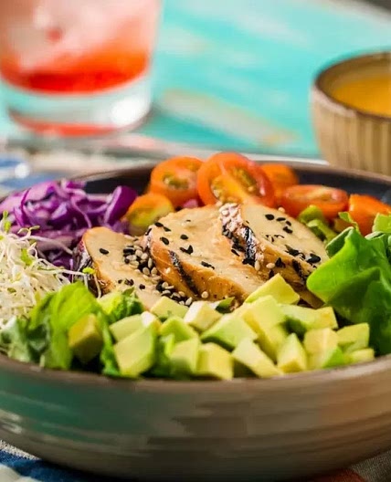 Ensalada de Pollo Parrillado con Vinagreta de piña y chipotle