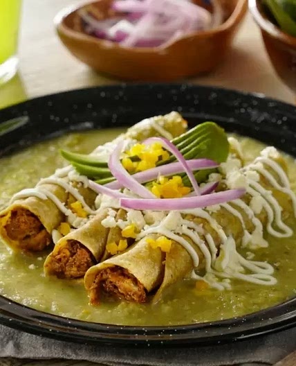 Tacos Dorados de Cochinita Pibil en Salsa Verde