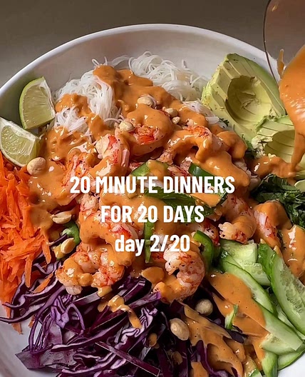 Spring Roll Salad with a Peanut Dressing🤝🍤🥗 you’re going to want to make this one!⬇️ Serves 2-3 people Peanut Sauce: 1/3 cup