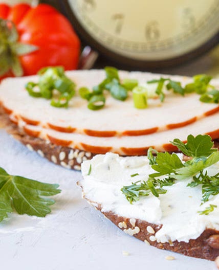 Tostada de pavo y requesón