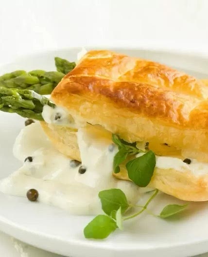 Esparragos en Hojaldre y Salsa Blanca