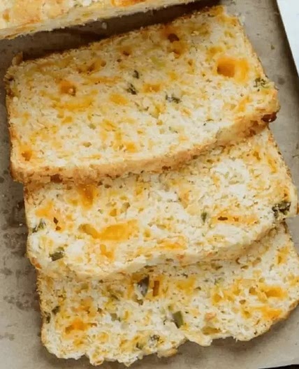 Pan Esponjoso de Jalapeños y Cheddar
