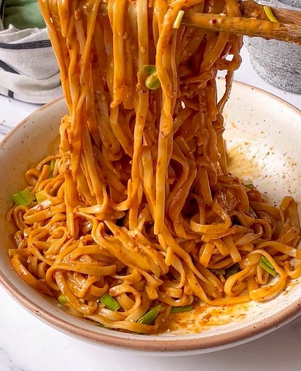 SPICY SESAME NOODLES! All you need is ten minutes for the most intensely-rich bowl of 🍜 bursting with nutty, creamy and umami-rich flavours! Full recipe below (apportioned for two) Cook any noodles of choice; drain and reserve the starchy cooking water. I