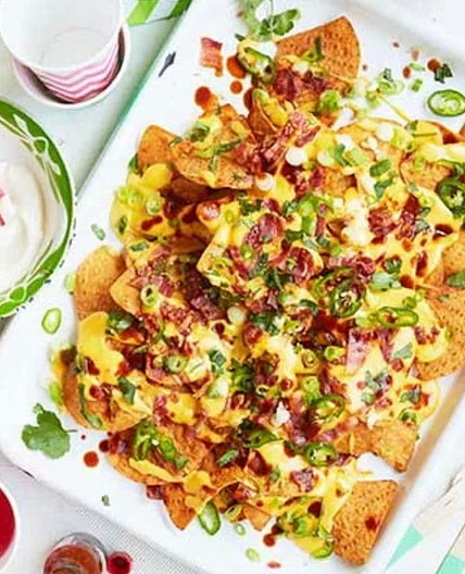 Bacon nachos with cheese sauce