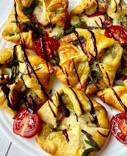 Tomato Mozarella Pesto Puffs 