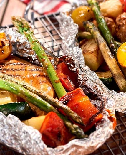 Pechuga de pollo y verduras en papillote