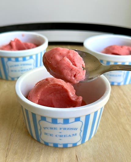 Strawberry frozen yogurt 
