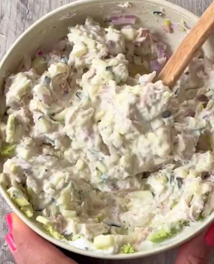 ensalada de atún con rice cakes