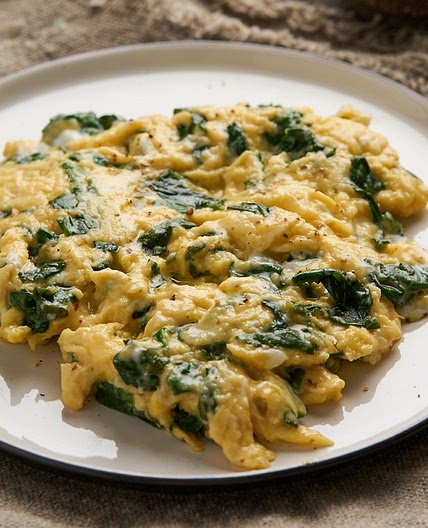 Huevos revueltos con espinacas