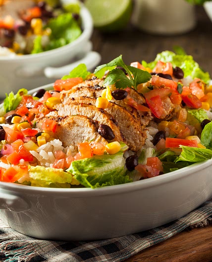 Ensalada tejana con frijoles y pollo