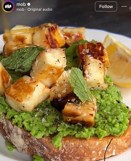 Smashed peas on toast with halloumi croutons