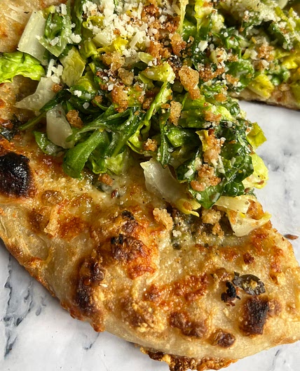Garlicky Lemon Salad Pizza 🧄🍋🥬