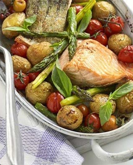 One-pan salmon with roast asparagus