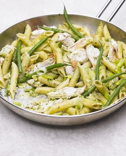 Creamy chicken & green bean pesto pasta