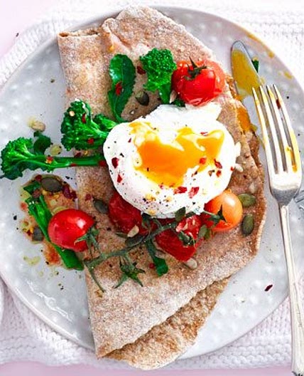 Poached eggs with broccoli, tomatoes & wholemeal flatbread
