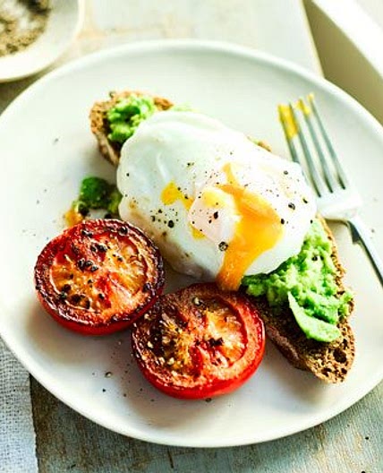 Poached eggs with smashed avocado & tomatoes