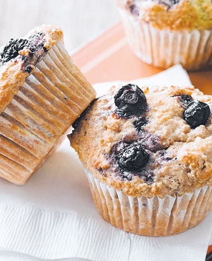 Banana berry yoghurt muffins