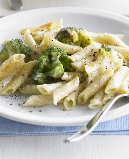 Cheesy broccoli pasta bake