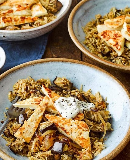 Aubergine pilaf with crispy halloumi