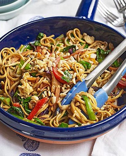 Noodle stir-fry with crunchy peanuts