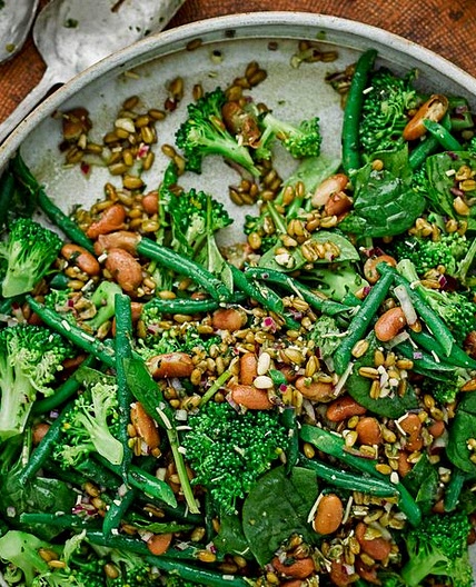 Grains, greens and beans salad with pesto dressing