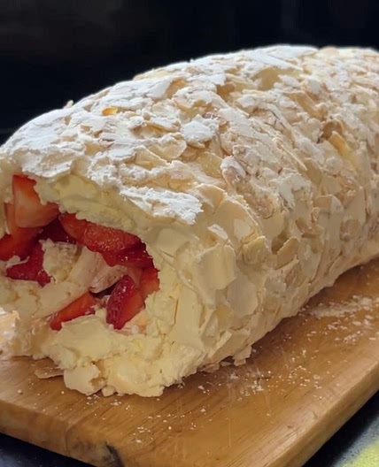 Strawberry Meringue Roulade 🍓