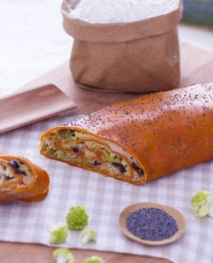 Strudel rosso al pomodoro con ripieno di tonno, broccolo e porro