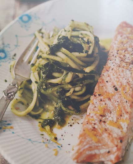 Zalm uit oven met courgettepasta en peterseliepesto