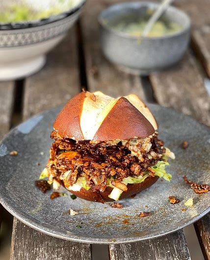 PULLED TOFU BURGER