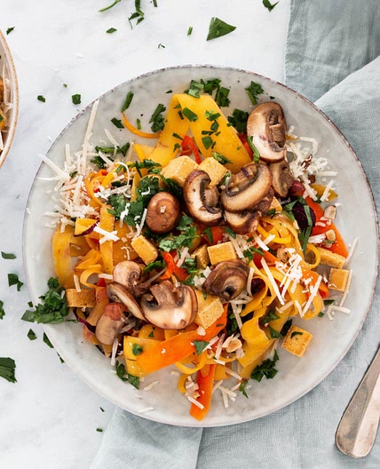 Gemüsenudeln mit Pilzen und Tofu