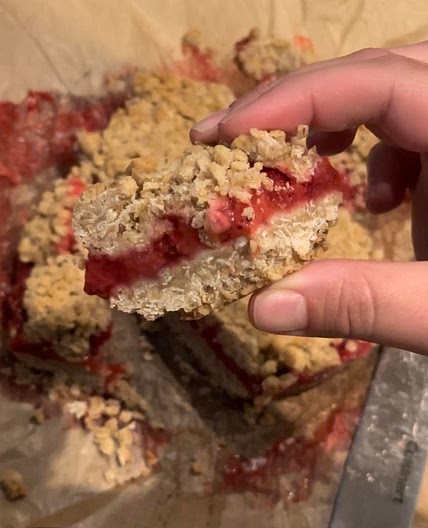 Brown sugar strawberry crumble bars 