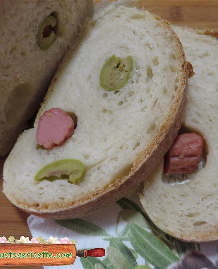 Pane arrotolato con wurstel e olive verdi