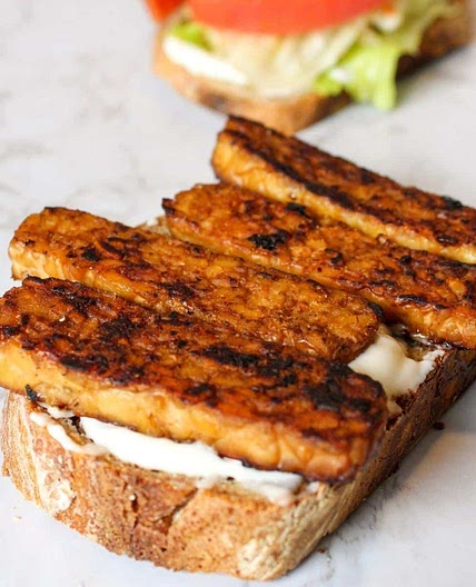 Smoky tempeh bacon
