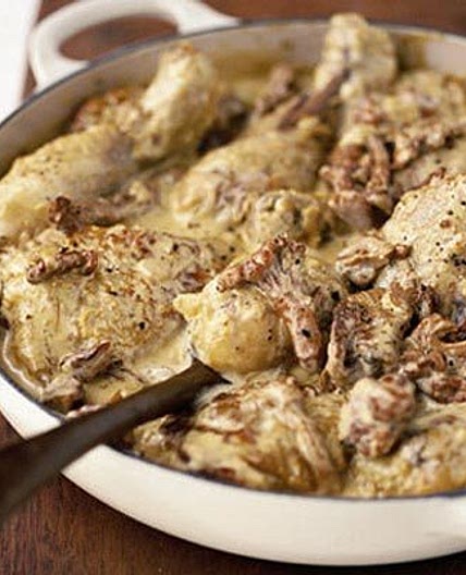 Pan-fried chicken in mushroom sauce