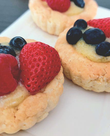 Butter tart - Custard and mixed berries