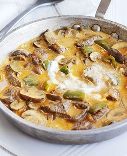 Quick steak & mushroom stroganoff