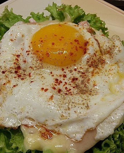 Spiegelei-Max auf Salat