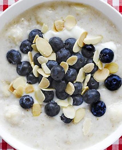 Creamy yogurt porridge with banana, blueberry & almond topping
