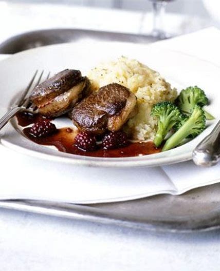 Pan-fried venison with blackberry sauce