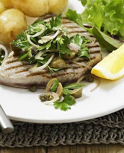 Grilled tuna with parsley salad