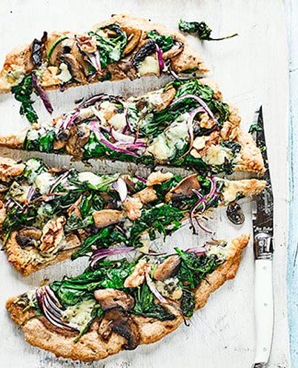 Spinach & blue cheese pizza