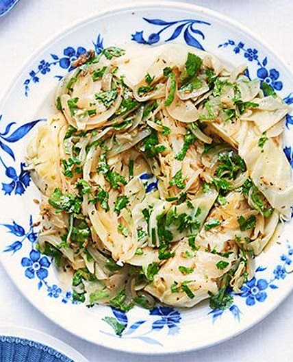 Pointed cabbage in white wine with fennel seeds