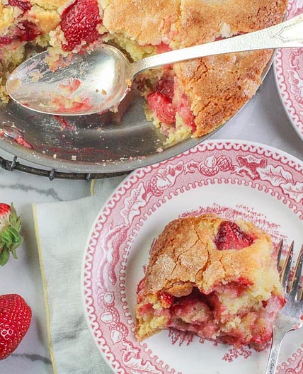 FODMAP IT!™ Strawberry Cornmeal Yogurt Skillet Cake