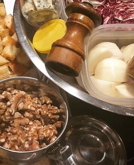 Winterpanzanella met radicchio en Roquefort 