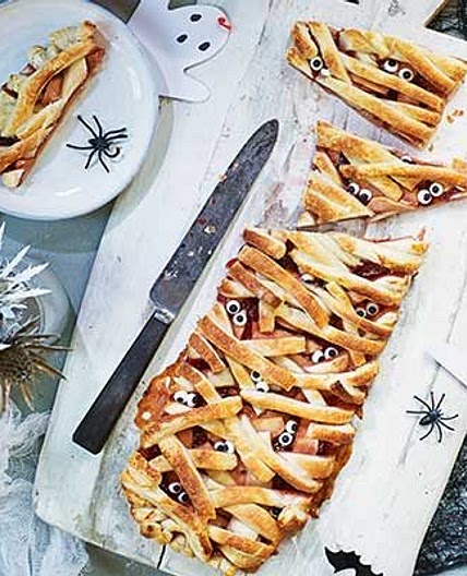Halloween apple & strawberry pie