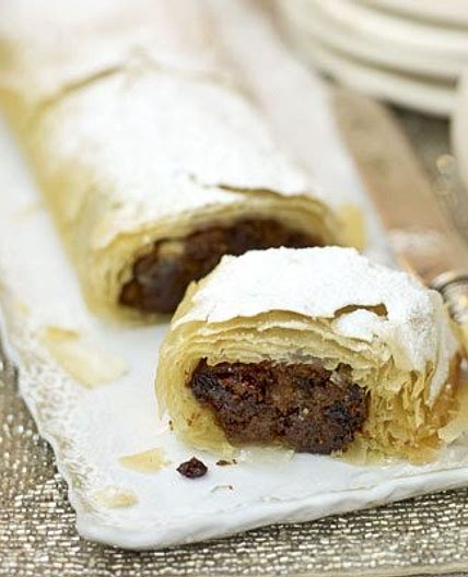 Christmas pudding strudel