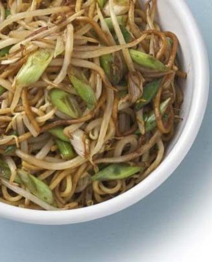 Stir-fried noodles & beansprouts