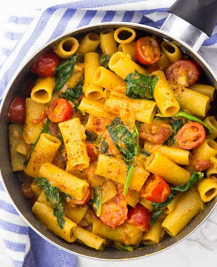 Vegan one pot pasta with spinach and tomatoes