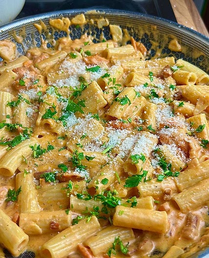 CREAMY GARLICKY TOMATOEY PANCETTA RIGATONI